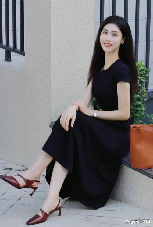 搭配鞋履时尚哲学引发热议！千亿球友会app黑色长裙